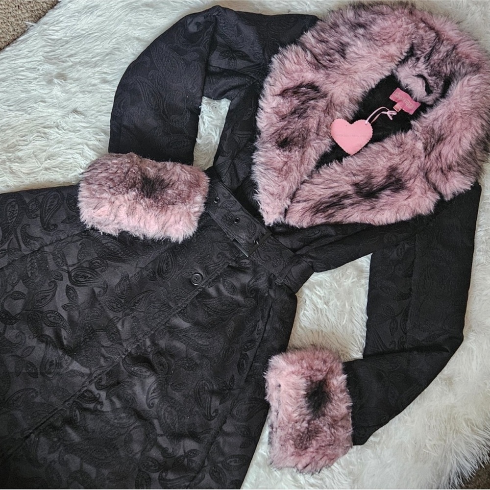 Sugar Thrillz Dolls Kill ‘REGAL PRESENCE’ Black Brocade Pink Fur Coat NWT L - Picture 3 of 7